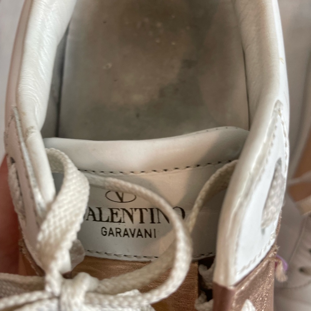 ❌SOLD❌VALENTINO White Rose Gold Leather Rockstud Low Top Sneakers - Picture 3 of 12